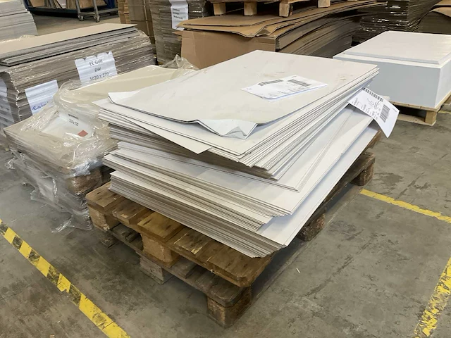 Partij karton, dozen en papier - afbeelding 11 van  16