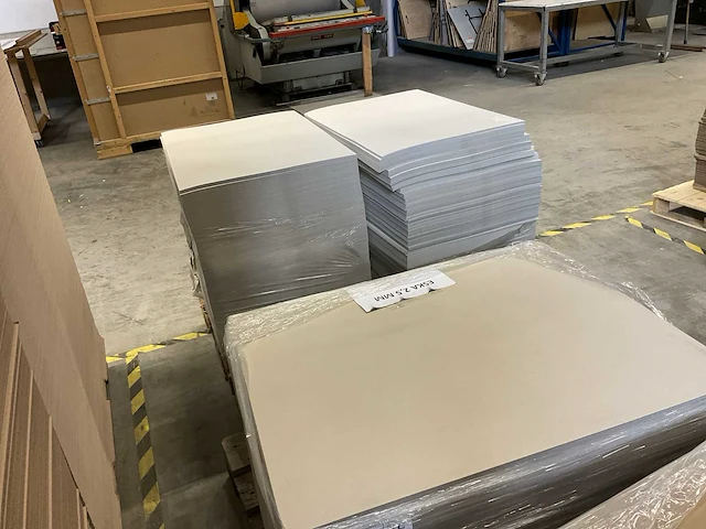 Partij karton, dozen en papier - afbeelding 13 van  16