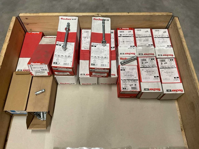 Partij keilbouten en -hulzen, 15 dozen - afbeelding 1 van  5