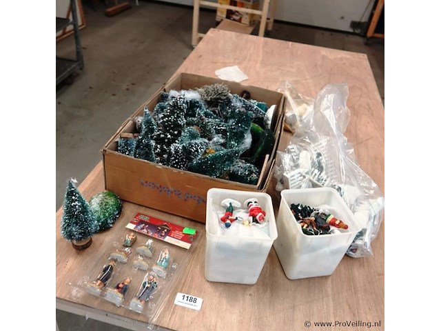 Partij kerstfiguren, boompjes, e.d. in doos - afbeelding 1 van  5