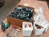 Partij kerstfiguren, boompjes, e.d. in doos - afbeelding 1 van  5