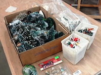 Partij kerstfiguren, boompjes, e.d. in doos - afbeelding 2 van  5