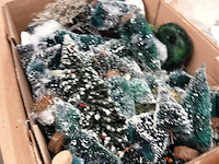 Partij kerstfiguren, boompjes, e.d. in doos - afbeelding 3 van  5