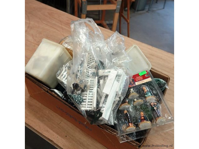 Partij kerstfiguren, boompjes, e.d. in doos - afbeelding 5 van  5