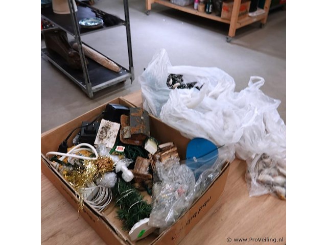 Partij kerstfiguren, boompjes, e.d. in doos - afbeelding 1 van  5