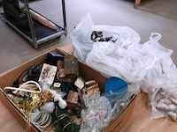 Partij kerstfiguren, boompjes, e.d. in doos - afbeelding 1 van  5