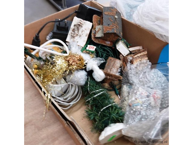 Partij kerstfiguren, boompjes, e.d. in doos - afbeelding 2 van  5