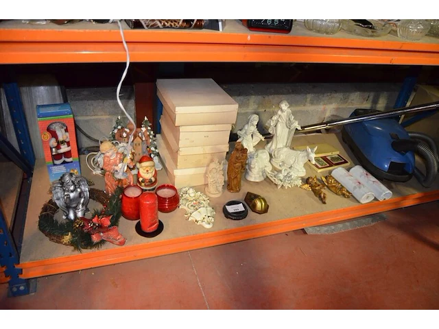 Partij kerstversiering, 2 heilige beelden, stofzuiger miele, wandspiegel, wandklok, wijwatervatje, enz - afbeelding 1 van  9