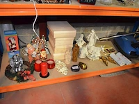 Partij kerstversiering, 2 heilige beelden, stofzuiger miele, wandspiegel, wandklok, wijwatervatje, enz - afbeelding 1 van  9