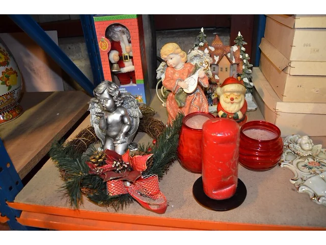 Partij kerstversiering, 2 heilige beelden, stofzuiger miele, wandspiegel, wandklok, wijwatervatje, enz - afbeelding 3 van  9