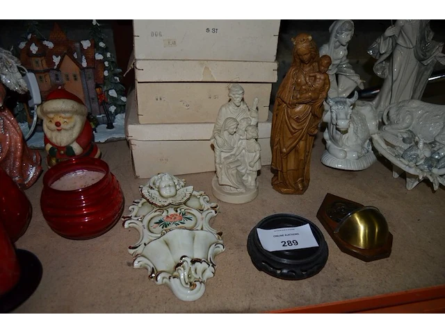 Partij kerstversiering, 2 heilige beelden, stofzuiger miele, wandspiegel, wandklok, wijwatervatje, enz - afbeelding 4 van  9