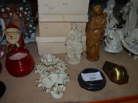 Partij kerstversiering, 2 heilige beelden, stofzuiger miele, wandspiegel, wandklok, wijwatervatje, enz - afbeelding 4 van  9