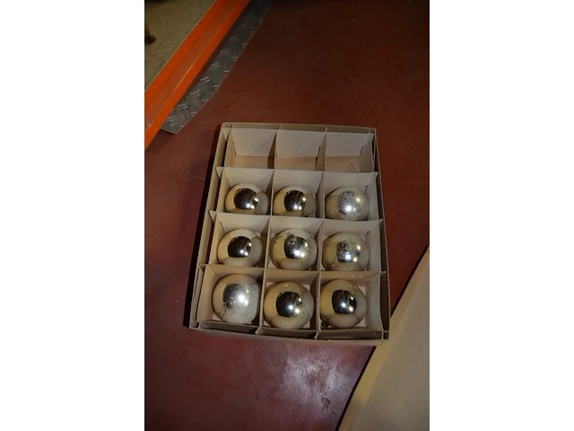 Partij kerstversiering, 2 heilige beelden, stofzuiger miele, wandspiegel, wandklok, wijwatervatje, enz - afbeelding 5 van  9