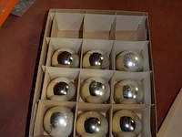 Partij kerstversiering, 2 heilige beelden, stofzuiger miele, wandspiegel, wandklok, wijwatervatje, enz - afbeelding 5 van  9