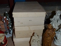 Partij kerstversiering, 2 heilige beelden, stofzuiger miele, wandspiegel, wandklok, wijwatervatje, enz - afbeelding 6 van  9