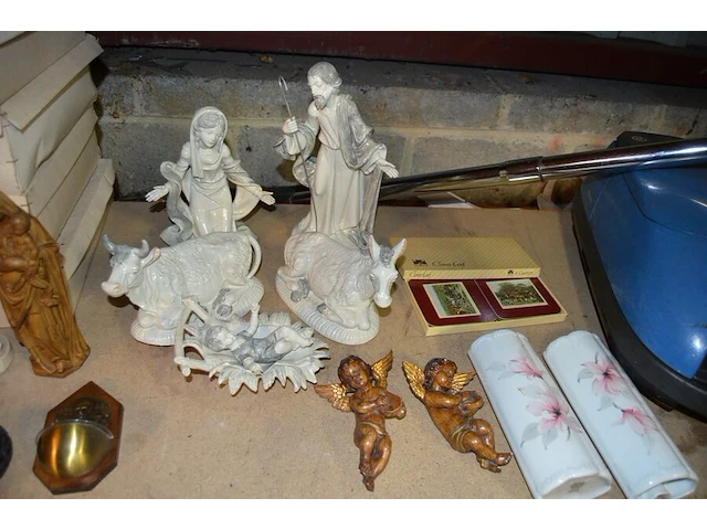 Partij kerstversiering, 2 heilige beelden, stofzuiger miele, wandspiegel, wandklok, wijwatervatje, enz - afbeelding 7 van  9