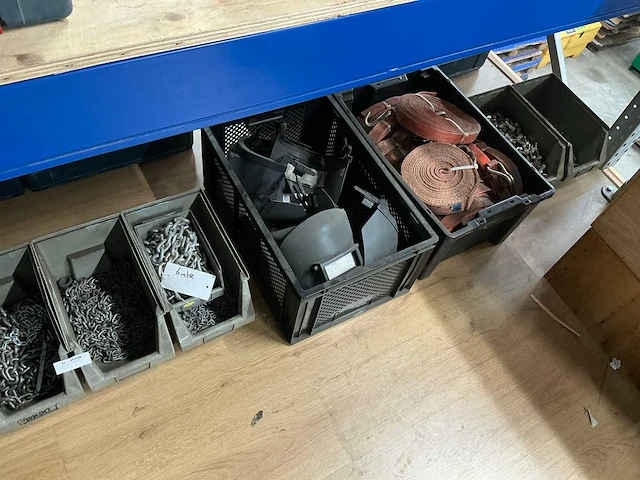 Partij ketting, vleugelbouten en divers - afbeelding 1 van  6