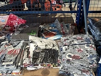 Partij kinderkleding met broek paspoppen en 3x kleding rek - afbeelding 2 van  18