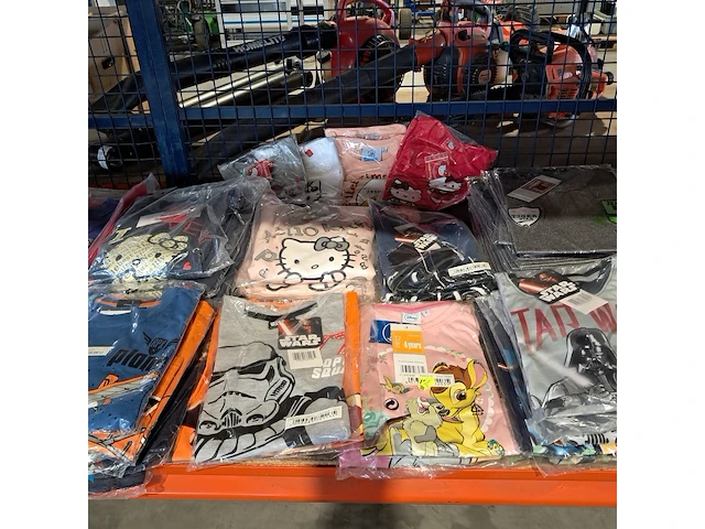 Partij kinderkleding met broek paspoppen en 3x kleding rek - afbeelding 3 van  18