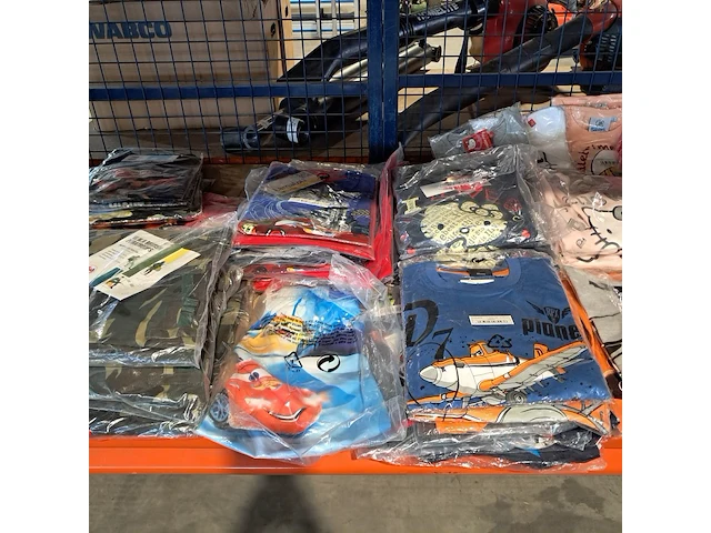 Partij kinderkleding met broek paspoppen en 3x kleding rek - afbeelding 4 van  18