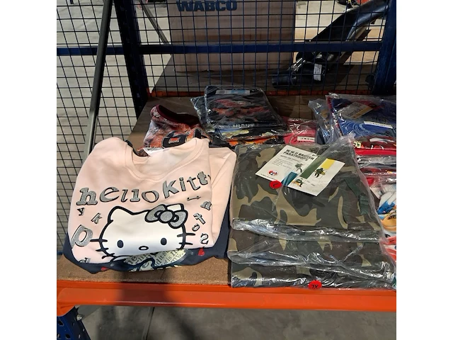 Partij kinderkleding met broek paspoppen en 3x kleding rek - afbeelding 5 van  18
