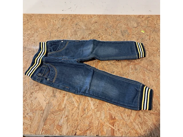Partij kinderkleding met broek paspoppen en 3x kleding rek - afbeelding 6 van  18
