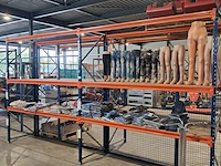 Partij kinderkleding met broek paspoppen en 3x kleding rek - afbeelding 1 van  18