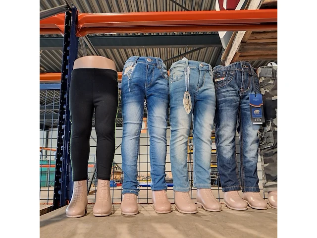 Partij kinderkleding met broek paspoppen en 3x kleding rek - afbeelding 11 van  18