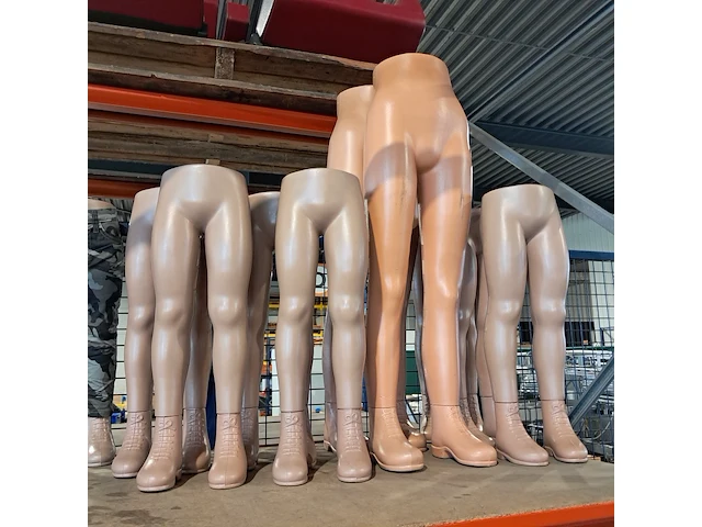 Partij kinderkleding met broek paspoppen en 3x kleding rek - afbeelding 13 van  18