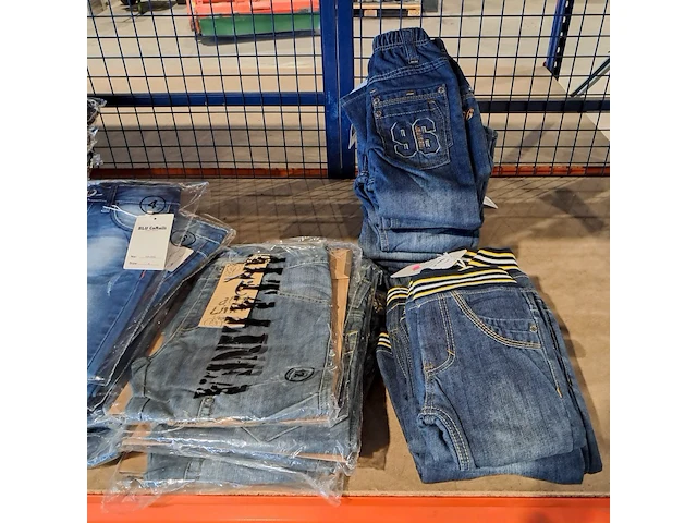 Partij kinderkleding met broek paspoppen en 3x kleding rek - afbeelding 16 van  18