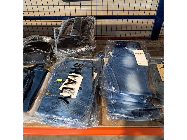 Partij kinderkleding met broek paspoppen en 3x kleding rek - afbeelding 17 van  18