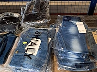 Partij kinderkleding met broek paspoppen en 3x kleding rek - afbeelding 17 van  18