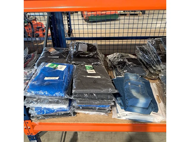 Partij kinderkleding met broek paspoppen en 3x kleding rek - afbeelding 18 van  18