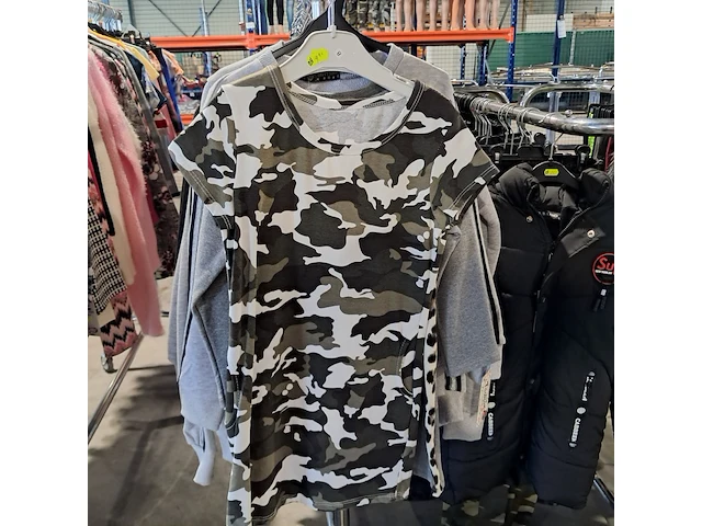 Partij kinderkleding op 3x kledingrek - afbeelding 3 van  26