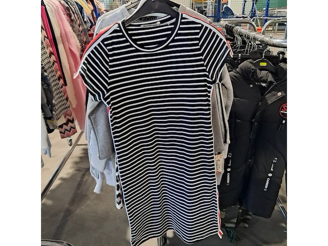 Partij kinderkleding op 3x kledingrek - afbeelding 4 van  26