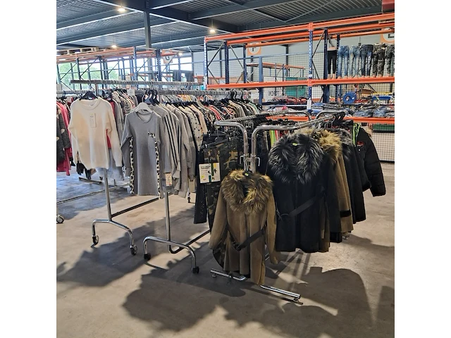 Partij kinderkleding op 3x kledingrek - afbeelding 1 van  26
