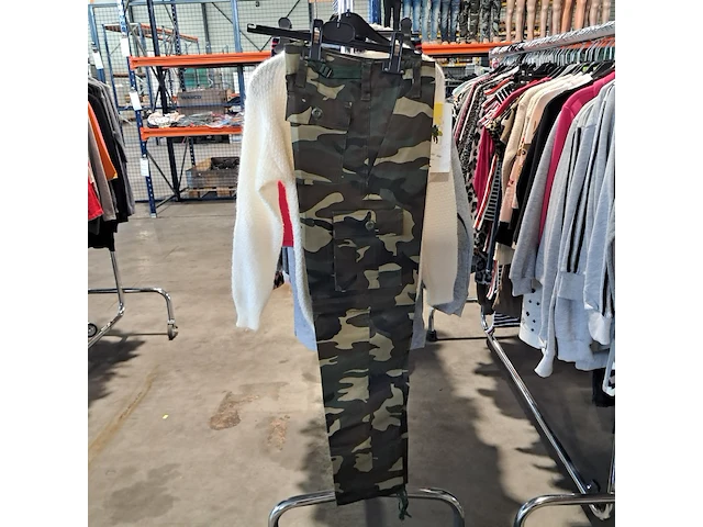 Partij kinderkleding op 3x kledingrek - afbeelding 21 van  26