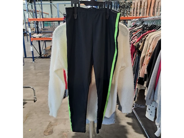 Partij kinderkleding op 3x kledingrek - afbeelding 23 van  26