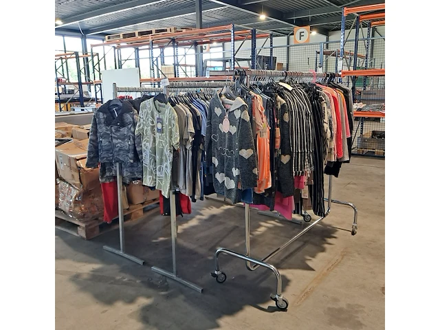 Partij kinderkleding op 4x kledingrek - afbeelding 1 van  28