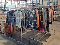 Partij kinderkleding op 4x kledingrek - afbeelding 1 van  28