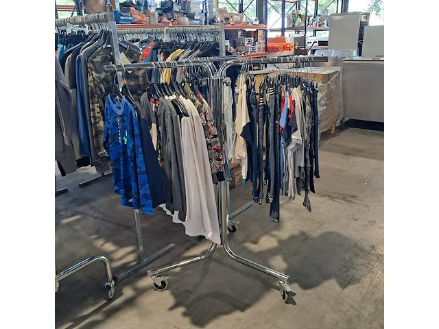 Partij kinderkleding op 4x kledingrek - afbeelding 12 van  28