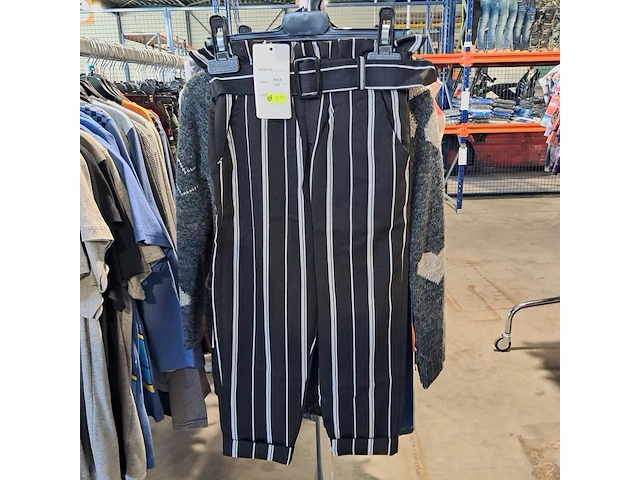 Partij kinderkleding op 4x kledingrek - afbeelding 23 van  28