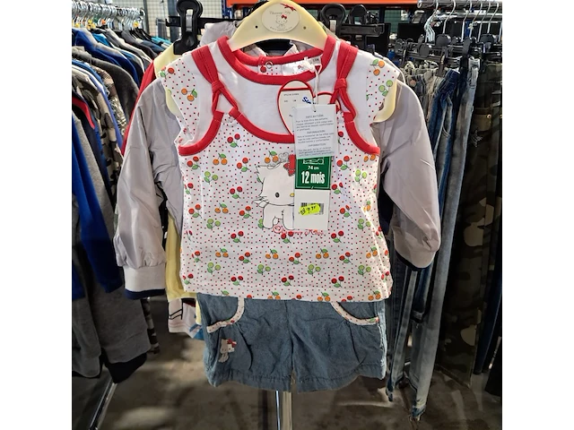 Partij kinderkleding op 4x kledingrek - afbeelding 3 van  19
