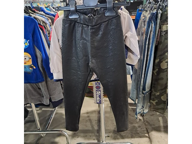 Partij kinderkleding op 4x kledingrek - afbeelding 8 van  19