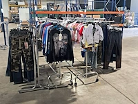 Partij kinderkleding op 4x kledingrek - afbeelding 1 van  19