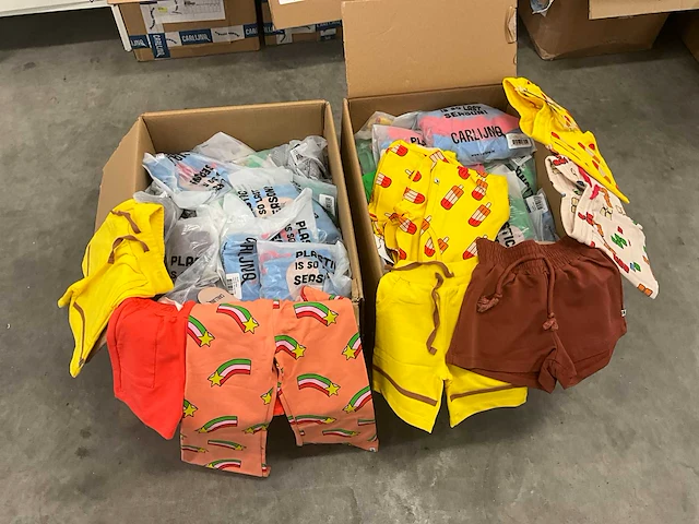 Partij kinderkleding - afbeelding 1 van  11