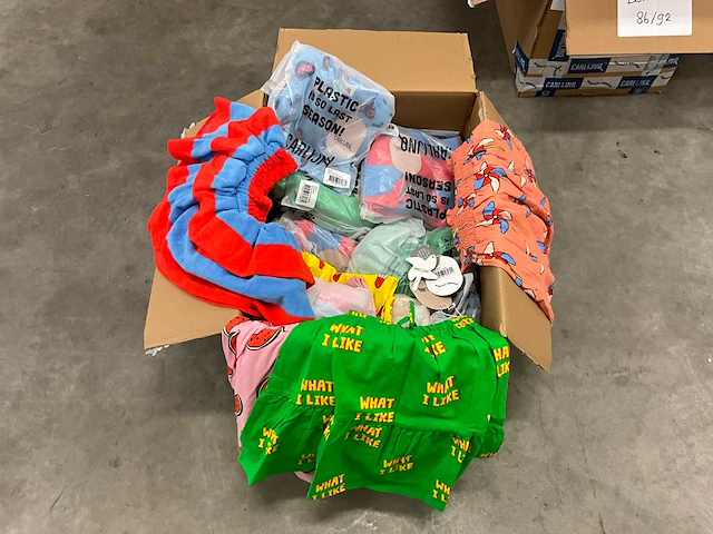 Partij kinderkleding - afbeelding 1 van  8