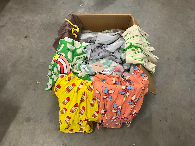 Partij kinderkleding - afbeelding 1 van  8
