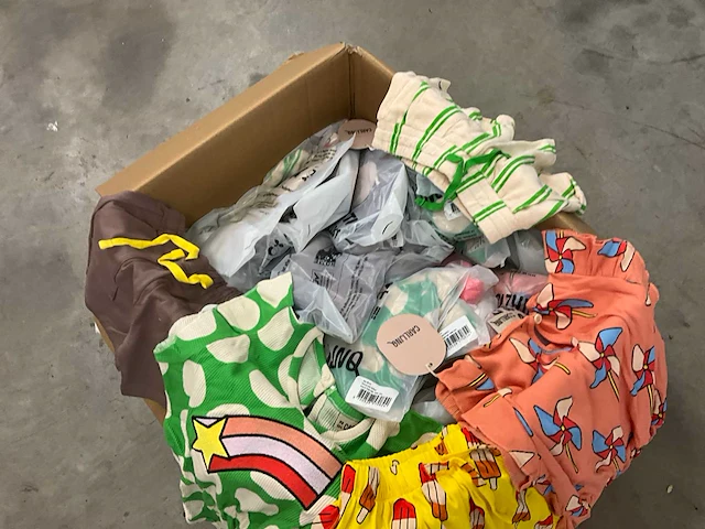 Partij kinderkleding - afbeelding 2 van  8