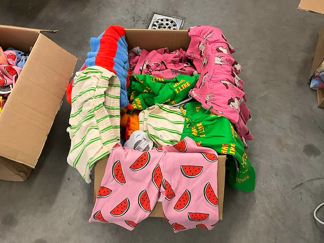 Partij kinderkleding - afbeelding 1 van  8